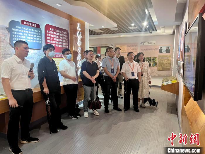 與會(huì)人員在后陳村走訪。　董易鑫 攝
