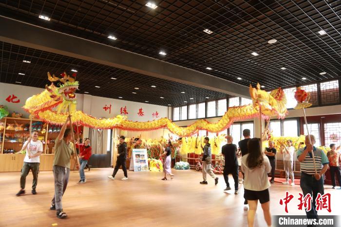 臺胞臺屬體驗舞龍?！≈芪的裙﹫D