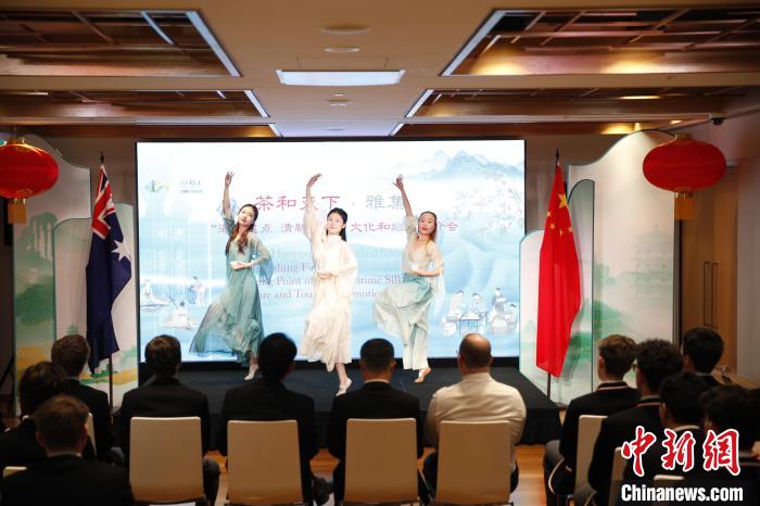 澳大利亞悉尼中學生參加“茶和天下”雅集文化體驗活動。圖為悉尼夕月組合的茶舞表演《福茶香飄》。　顧時宏 攝