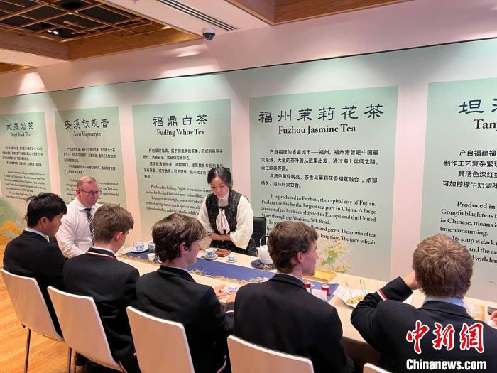 澳大利亞悉尼中學生參加“茶和天下”雅集文化體驗活動?！☆檿r宏 攝