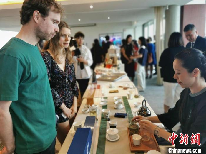現(xiàn)場觀眾觀看中國展臺茶藝表演、了解茶文化?！【笜?攝