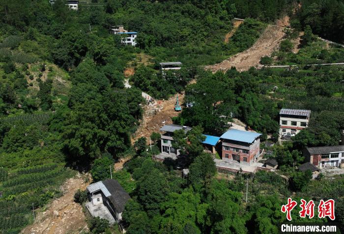圖為航拍重慶萬州救援現(xiàn)場。　陳超 攝