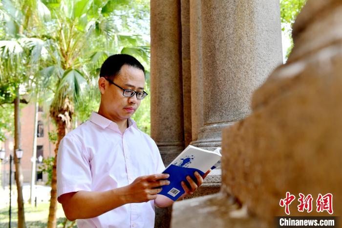 圖為福建師范大學(xué)教育學(xué)院臺(tái)灣教師陳昭志正在看書?！蚊?攝