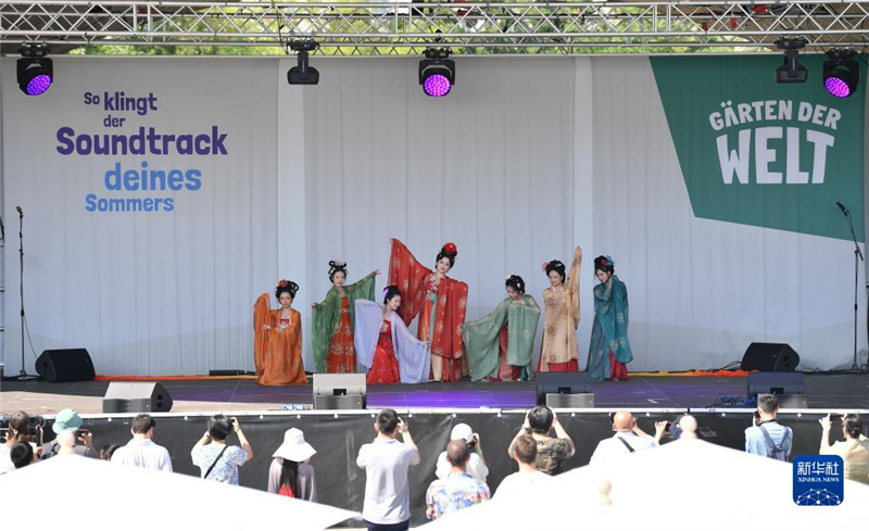 7月8日，在德國柏林世界公園，漢服愛好者進(jìn)行漢服展示。新華社記者 任鵬飛 攝