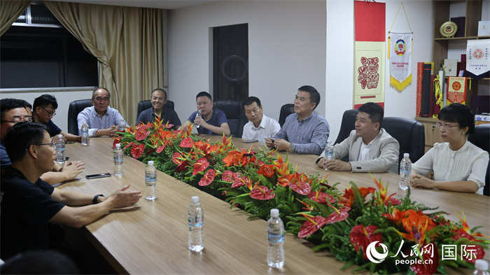與會代表進(jìn)行座談交流。（人民網(wǎng)記者  時元皓攝）