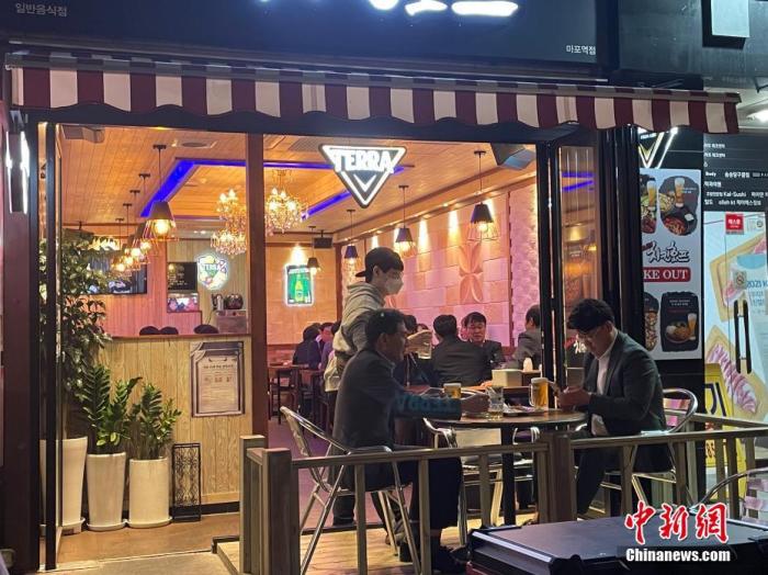 資料圖：韓國(guó)首爾市民在餐館用餐。 <a target='_blank' href='/' _fcksavedurl='/'><p  align=