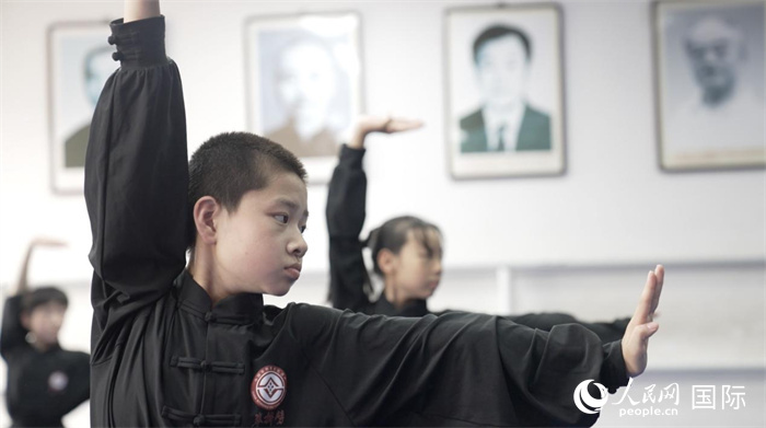 正在練習(xí)劈掛拳的武術(shù)學(xué)童。人民網(wǎng)記者 袁蒙攝