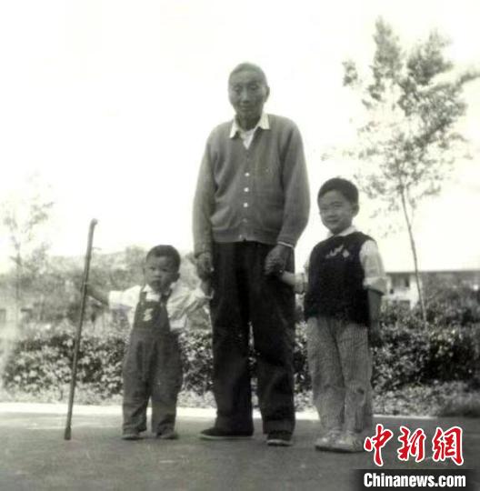 陳望道與幼年的陳曉帆(左)、陳曉帆的哥哥一起合影?！￡悤苑﹫D