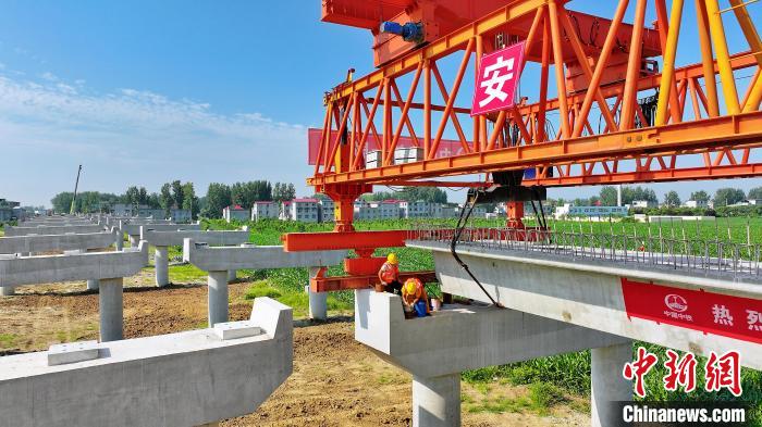長25米重80噸的箱梁平穩(wěn)、精準(zhǔn)地落在S314分離式立交橋25號和26號墩上?！⒂癫?攝