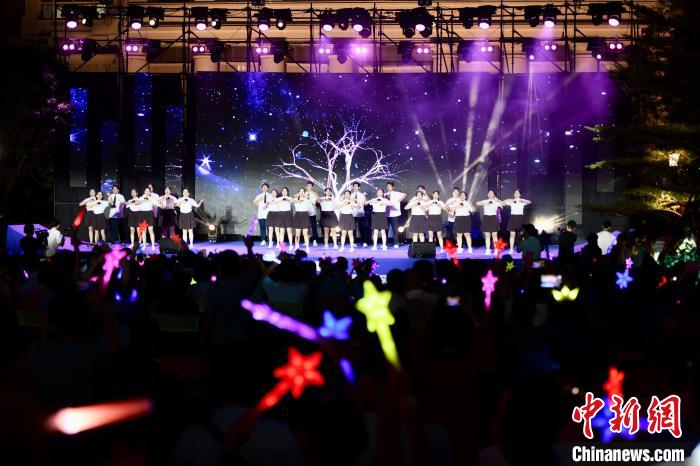 合唱表演《夜空中最亮的星》?！⊥鯑|明 攝