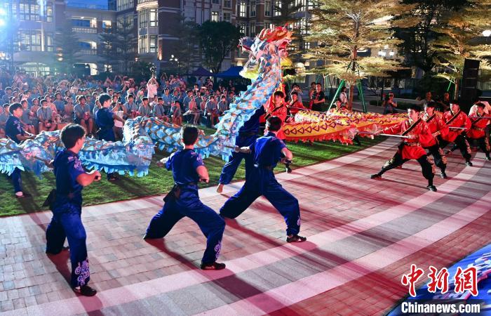 兩岸青少年同臺呈現(xiàn)龍獅表演。　王東明 攝
