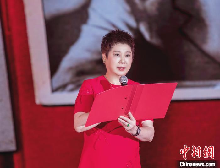 7月16日，榮智豐在2023年上海統(tǒng)戰(zhàn)文化周開幕活動中朗誦《與統(tǒng)戰(zhàn)先輩的時空對話》?！堦?攝