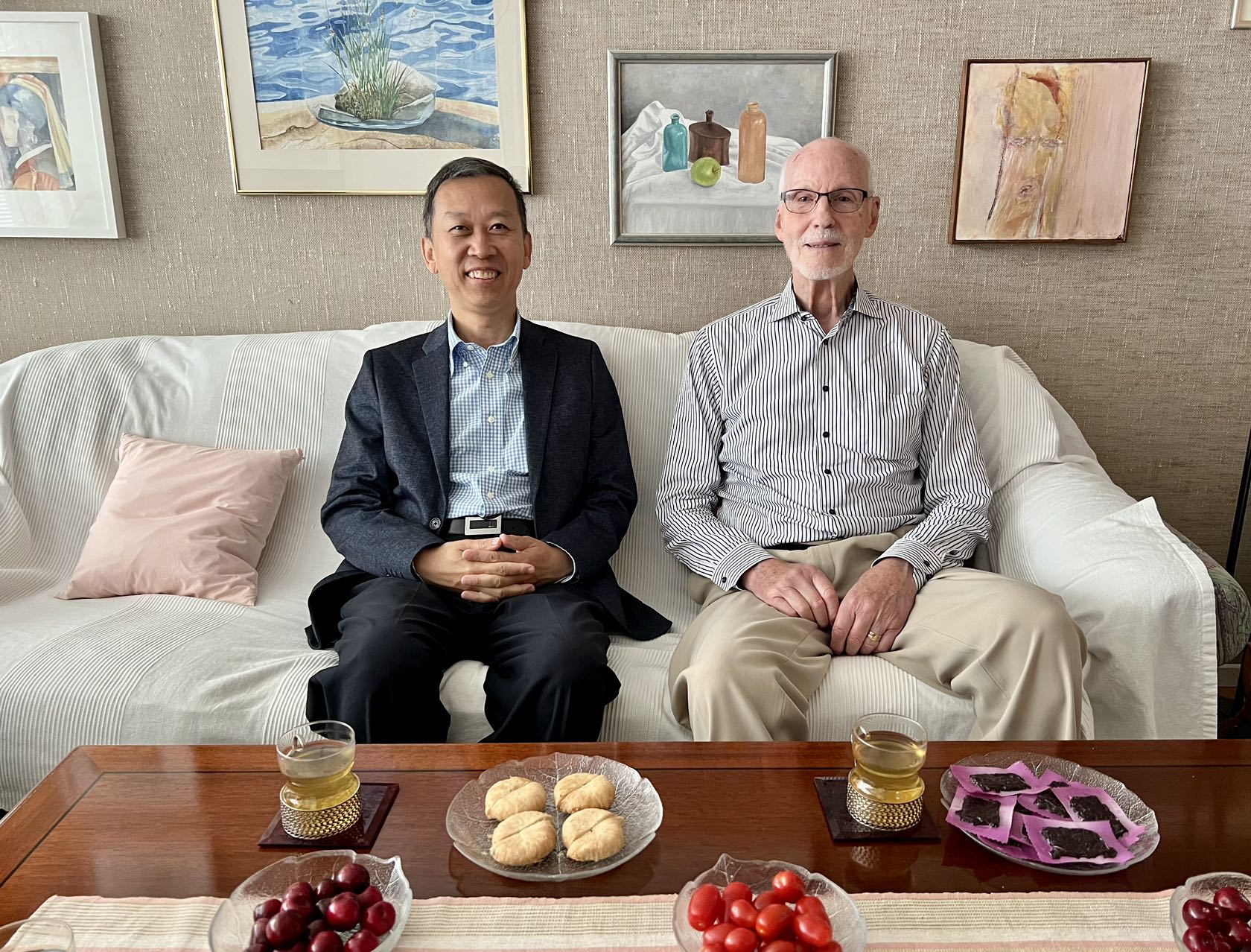 駐瑞典大使崔愛民看望瑞典科學(xué)家。中國(guó)駐瑞典大使館供圖