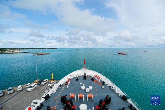 7月22日，中國海軍“和平方舟”號醫(yī)院船駛離基里巴斯首都塔拉瓦。當(dāng)?shù)貢r(shí)間22日上午10時(shí)，執(zhí)行“和諧使命-2023”任務(wù)的中國海軍“和平方舟”號醫(yī)院船圓滿結(jié)束對基里巴斯的首次訪問，駛離基里巴斯首都塔拉瓦，前往本次任務(wù)的第二站湯加努庫阿洛法港。新華社發(fā)（黎宇 攝）