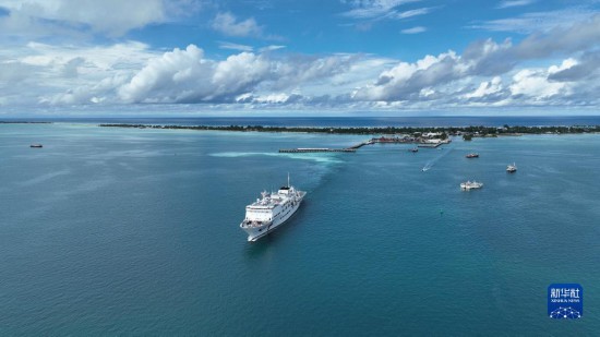 7月22日，中國海軍“和平方舟”號醫(yī)院船結(jié)束基里巴斯訪問，駛離塔拉瓦港。新華社發(fā)（桂江波 攝）