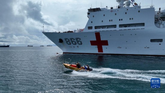 7月22日，中國海軍“和平方舟”號醫(yī)院船駛離塔拉瓦港途中，基里巴斯當(dāng)?shù)孛癖婑{船揮手告別。新華社發(fā)（桂江波 攝）