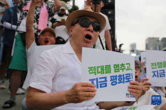 7月22日，在韓國(guó)首爾，人們手舉標(biāo)語(yǔ)參與反戰(zhàn)游行。新華社發(fā)（楊暢 攝）