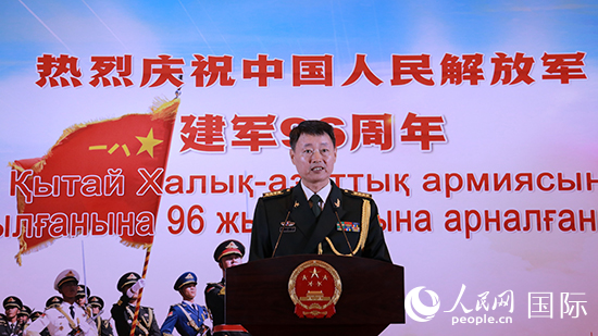 國(guó)防武官胡德君大校發(fā)表致辭。人民網(wǎng)記者 李強(qiáng)攝