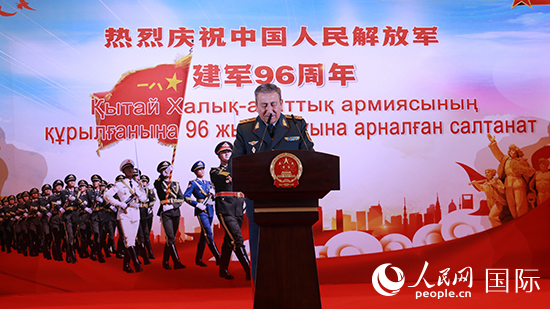 哈國(guó)防部副部長(zhǎng)卡馬列特季諾夫中將發(fā)表致辭。人民網(wǎng)記者 李強(qiáng)攝