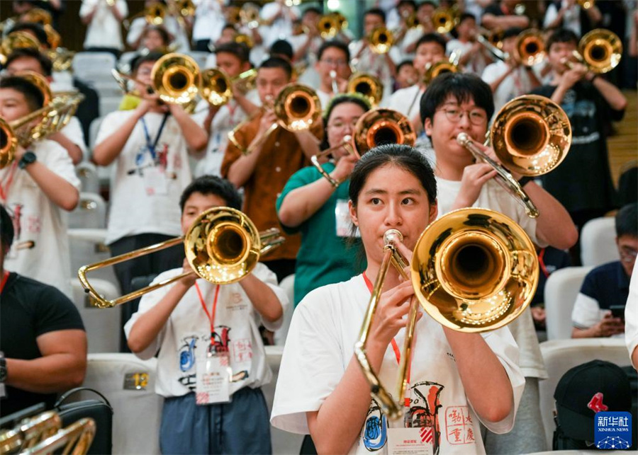 8月1日，在第九屆中國國際低音銅管藝術節(jié)的一場公益大師課上，低音銅管樂器愛好者在練習長號。新華社記者 劉潺 攝