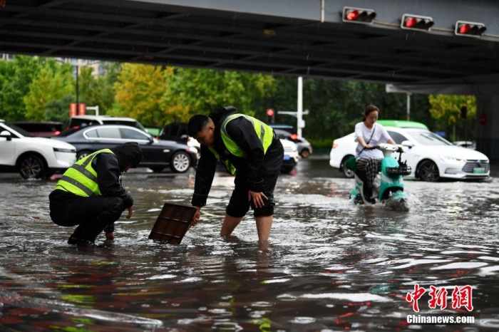 7月30日，河北省持續(xù)發(fā)布暴雨紅色預警信號。受今年第5號臺風“杜蘇芮”殘余環(huán)流影響，7月28日以來，地處華北地區(qū)的河北省大部出現(xiàn)降雨。30日17時，該省氣象臺發(fā)布當日第三次暴雨紅色預警信號。石家莊市城區(qū)不少區(qū)域積水嚴重，城管、環(huán)衛(wèi)、園林、市政等部門緊急出動，聯(lián)合疏堵保暢，筑牢防汛安全屏障。圖為石家莊裕華區(qū)城管局防汛隊員對沿街收水井進行雜物清理，以保證排水暢通。翟羽佳 攝