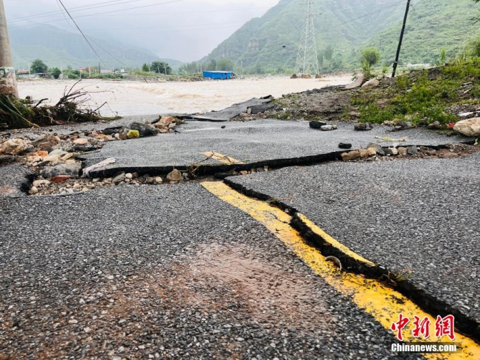 受臺風“杜蘇芮”影響，7月29日至8月1日，河北省淶水縣普降暴雨，持續(xù)強降雨和強風天氣引發(fā)洪水險情。連日來，當?shù)亟M織數(shù)千人搶險救援隊伍，集中力量加快排水、清理路面、救援拋錨車輛、搶修倒伏電線桿等工作。8月1日，方便面、飲用水、火腿腸、面包等首批調撥救災物資送抵救災一線，并于當天發(fā)放到受災群眾手中。目前，淶水縣受損交通、電力、通信等基礎設施正在加緊搶修，山區(qū)受困人員已分批轉移，各項搶險救災工作正在有序進行中。圖為淶水縣婁村鎮(zhèn)南安莊村被洪水沖毀的路面。(文/呂子豪 楊猛)李金璐 攝