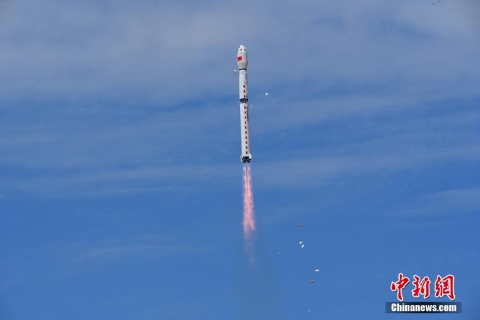 8月3日11時(shí)47分，中國(guó)在酒泉衛(wèi)星發(fā)射中心用長(zhǎng)征四號(hào)丙遙四十四運(yùn)載火箭，成功發(fā)射風(fēng)云三號(hào)06星，衛(wèi)星順利進(jìn)入預(yù)定軌道，任務(wù)取得圓滿成功。該衛(wèi)星將接替在軌超期服役的風(fēng)云三號(hào)C星，探測(cè)數(shù)據(jù)主要用于天氣預(yù)報(bào)、大氣化學(xué)和氣候變化監(jiān)測(cè)業(yè)務(wù)及研究。汪江波 攝