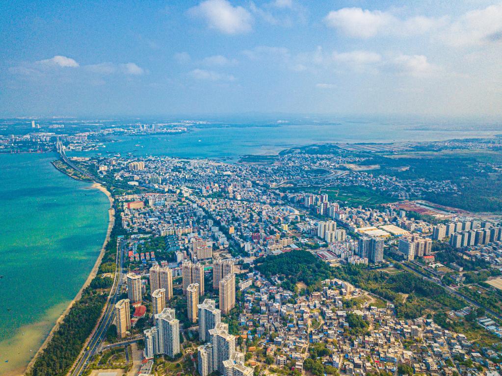 這是海南自貿(mào)港重點(diǎn)園區(qū)——洋浦經(jīng)濟(jì)開發(fā)區(qū)所在的環(huán)新英灣地區(qū)（無人機(jī)照片，2023年2月26日攝）。新華社記者 蒲曉旭 攝