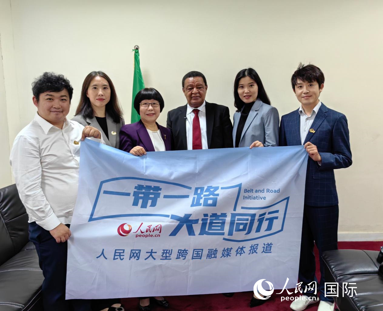 穆拉圖·特肖梅與人民網(wǎng)記者合影。