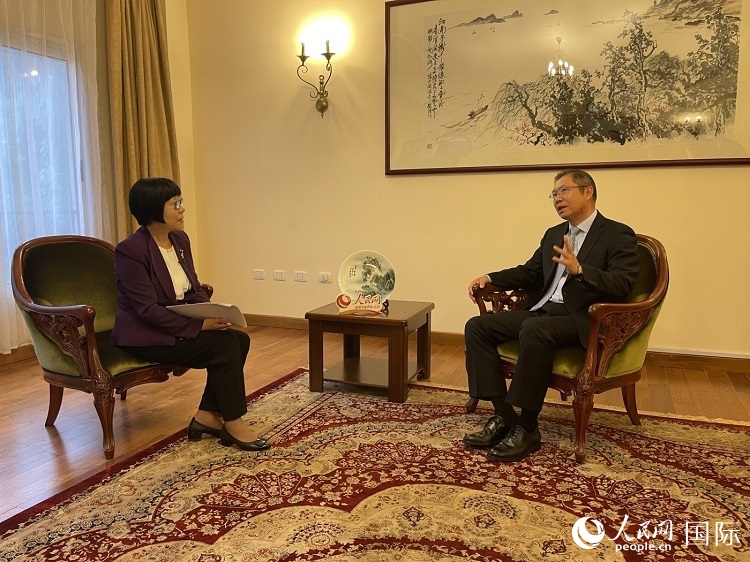 胡長(zhǎng)春大使（圖右）接受人民網(wǎng)記者唐維紅采訪。人民網(wǎng)記者 趙艷紅攝