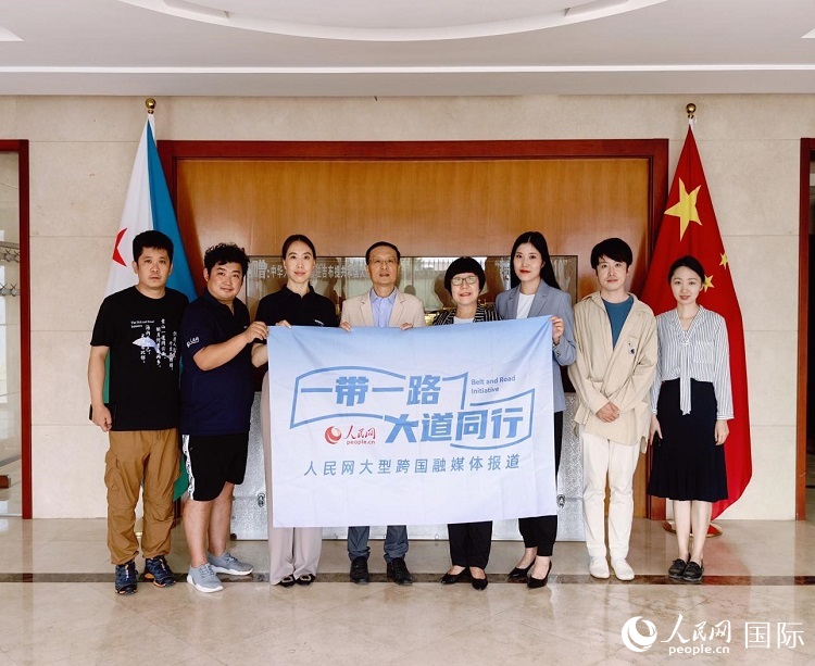 胡斌大使（左四）、使館工作人員與人民網(wǎng)記者合影。