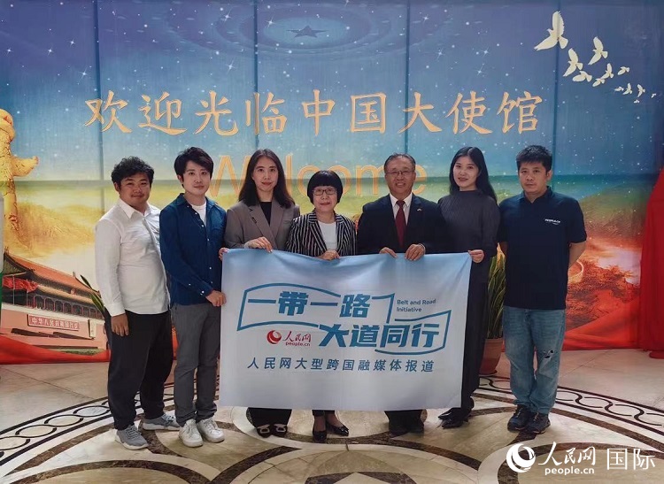 崔建春大使（右三）與人民網(wǎng)記者合影。