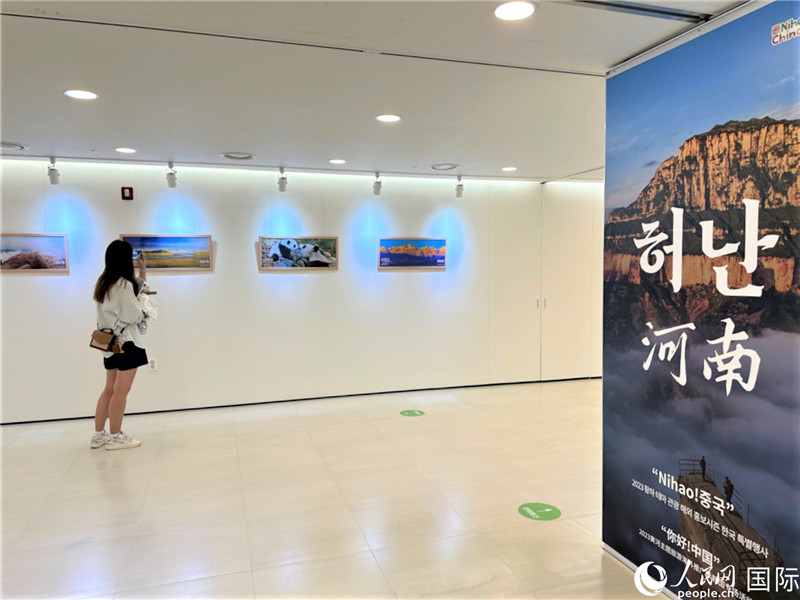 2.民眾參觀“看九曲黃河 聽華夏故事”主題展。人民網(wǎng)記者 馬菲攝