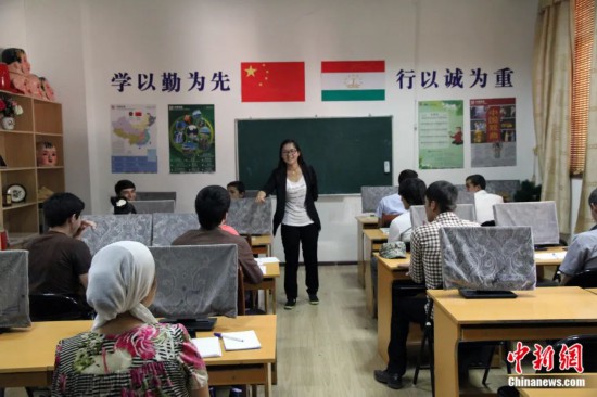 2014年，塔吉克斯坦國(guó)立民族大學(xué)的孔子學(xué)院內(nèi)，教師正在為塔吉克斯坦學(xué)生授課。田冰 攝