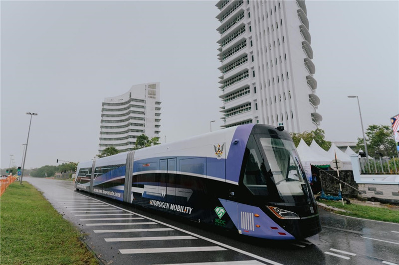 9月6日下午，由中車株洲所自主研發(fā)制造的全球首輛氫能源智軌電車正式亮相馬來西亞砂拉越州古晉市。中車株洲所供圖
