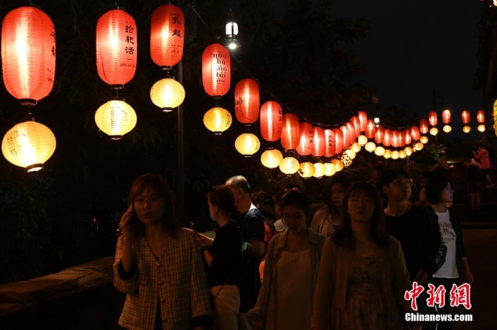 圖為游客夜游山城巷感受山城獨特魅力。<a target='_blank' href='/' ><p  align=