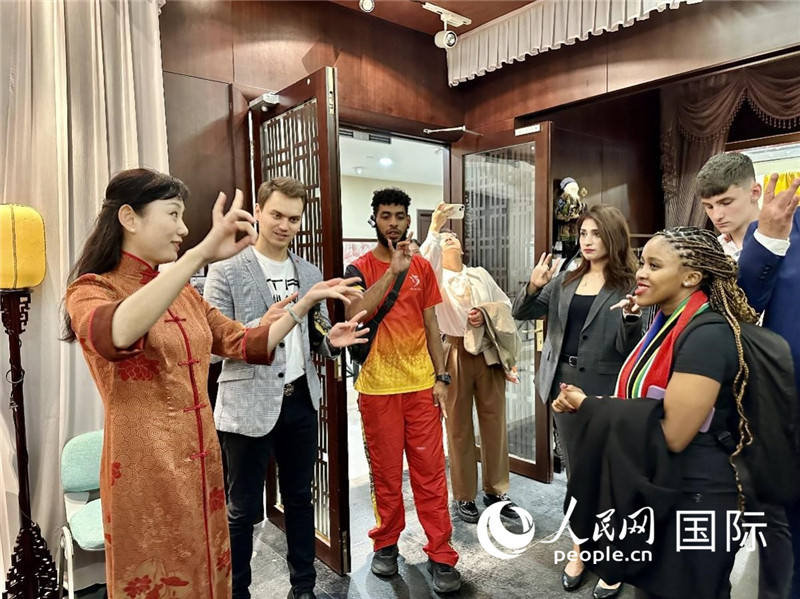 國(guó)際民間人士代表團(tuán)參觀古北市民中心昆曲教室。人民網(wǎng)記者 周雨攝