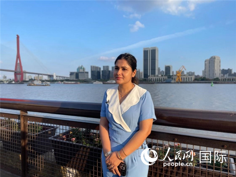 孟加拉國(guó)Channel24電視頻道主持人伊斯拉特·阿敏在上海市楊浦濱江接受采訪。 人民網(wǎng)記者 張榮攝