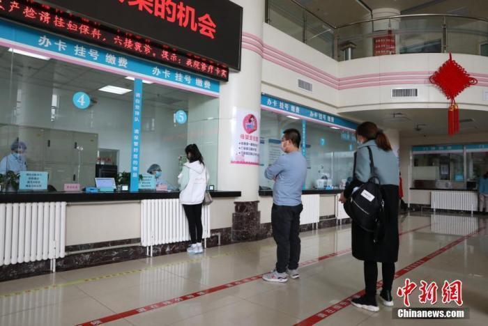 資料圖：市民在醫(yī)院門(mén)診大廳間隔排隊(duì)掛號(hào)。<a target='_blank' href='/'><p  align=