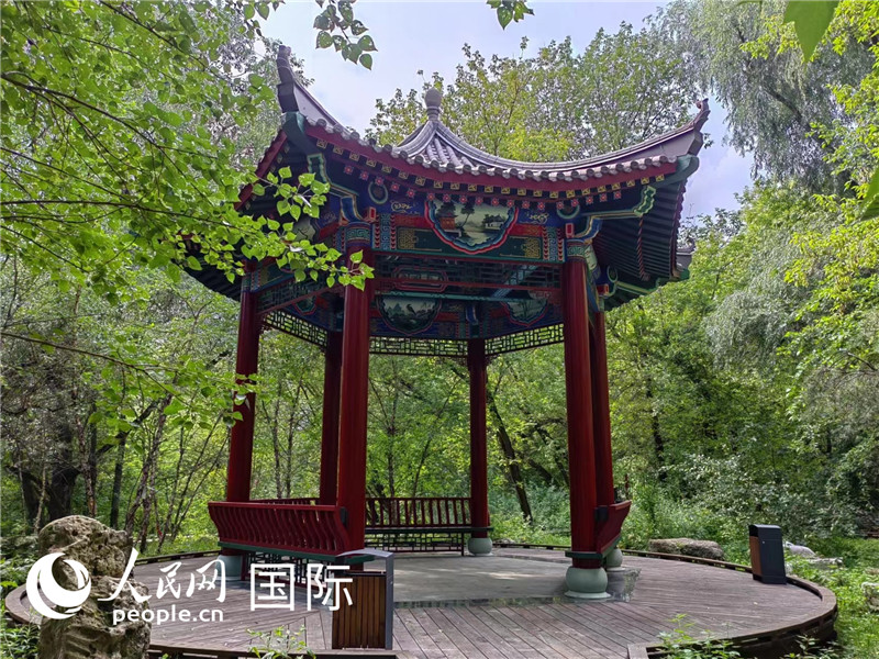 莫斯科中國(guó)貿(mào)易中心的中式園林“華銘園”一角。人民網(wǎng)記者 申亞欣攝