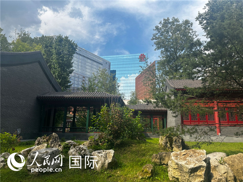 莫斯科中國(guó)貿(mào)易中心的中式園林“華銘園”一角。人民網(wǎng)記者 申佳平攝