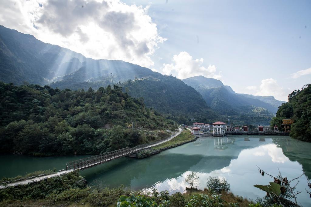 這是2022年11月8日拍攝的尼泊爾上馬相迪A水電站大壩。上馬相迪A水電站位于尼泊爾西部勒姆宗縣，2013年1月開工建設(shè)，2017年1月1日投入商業(yè)運營。該水電站投入運營以來，極大緩解了尼泊爾電力緊缺局面。新華社發(fā)（哈里·馬哈爾詹 攝）