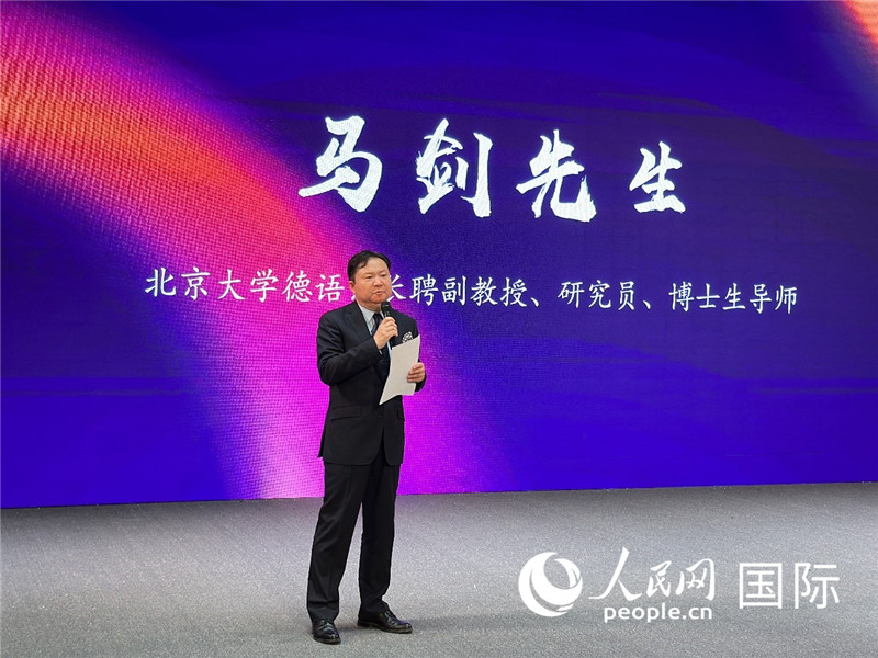 北京大學(xué)德語系長聘副教授馬劍點(diǎn)評(píng)學(xué)生表現(xiàn)。（攝影：張麗鷗）