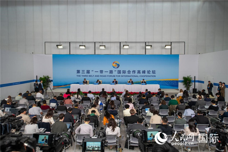 10月16日，第三屆“一帶一路”國際合作高峰論壇新聞中心在北京國家會議中心舉行首場吹風會，邀請自然資源部國際合作司和相關(guān)單位負責人介紹有關(guān)情況，并回答記者提問。人民網(wǎng)記者 翁奇羽攝