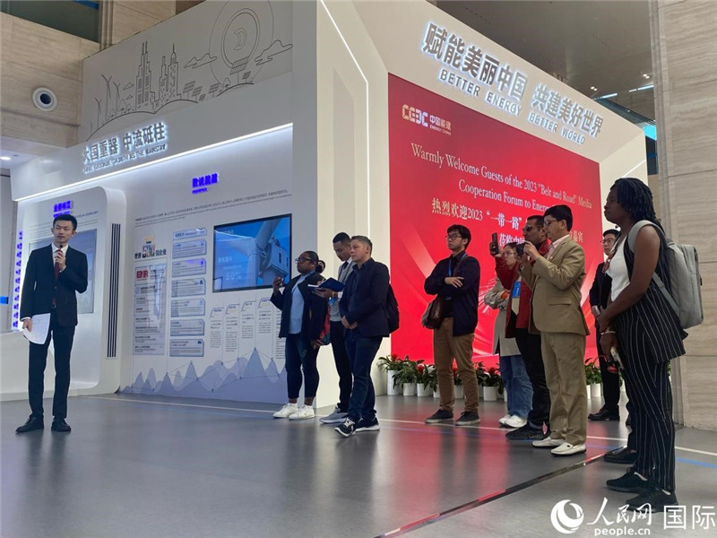 2023“一帶一路”媒體合作論壇聯(lián)合采訪團(tuán)參訪中國能建。人民網(wǎng)記者 于洋攝