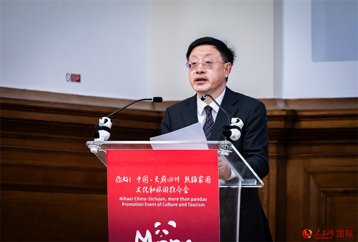 四川省文化和旅游廳廳長戴允康作文化旅游推介。人民網(wǎng) 郭錦標(biāo)攝