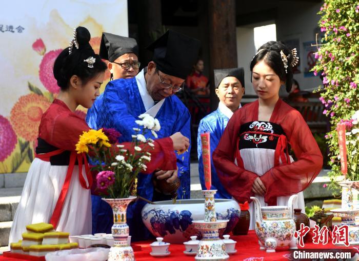 資料圖：圖為傳統(tǒng)重陽祭酒儀式?！蚊?攝