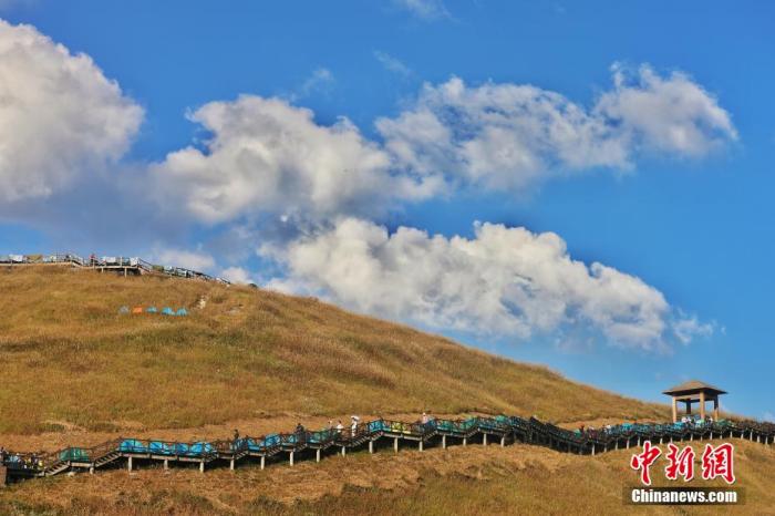 資料圖：圖為江西武功山高山草甸旁的登山步道，游客在登山。 劉力鑫 攝