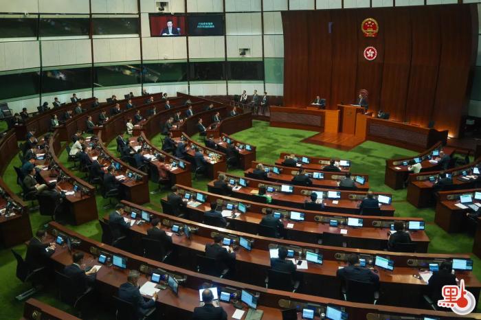 李家超在立法會宣讀新一份施政報(bào)告。圖片來源：香港“點(diǎn)新聞” 麥鈞杰 攝
