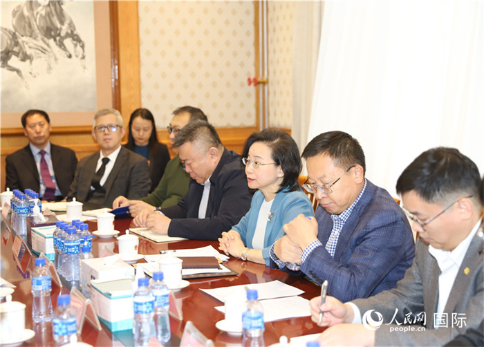 1.2023年10月30日，沈敏娟（右三）大使與中企代表座談。人民網(wǎng)記者 霍文攝